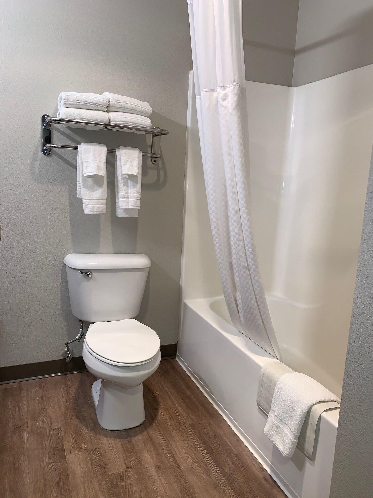 Days Inn By Wyndham Hayward Airport Екстериор снимка