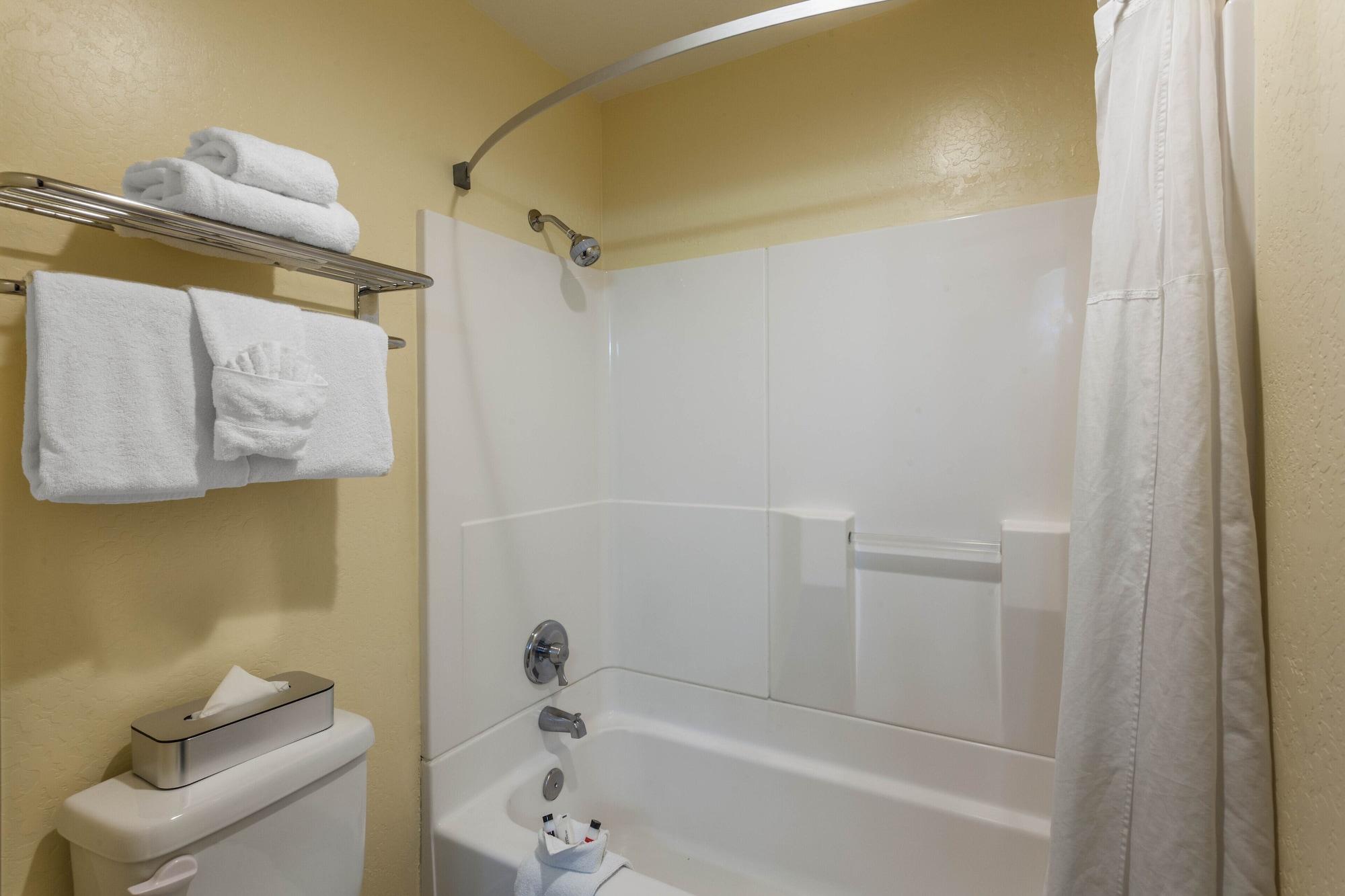 Days Inn By Wyndham Hayward Airport Екстериор снимка