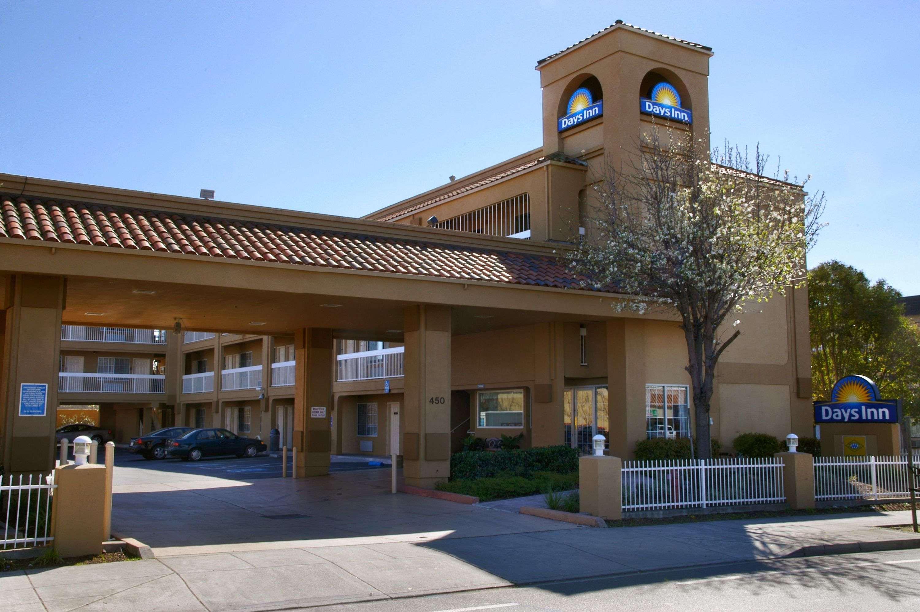 Days Inn By Wyndham Hayward Airport Екстериор снимка