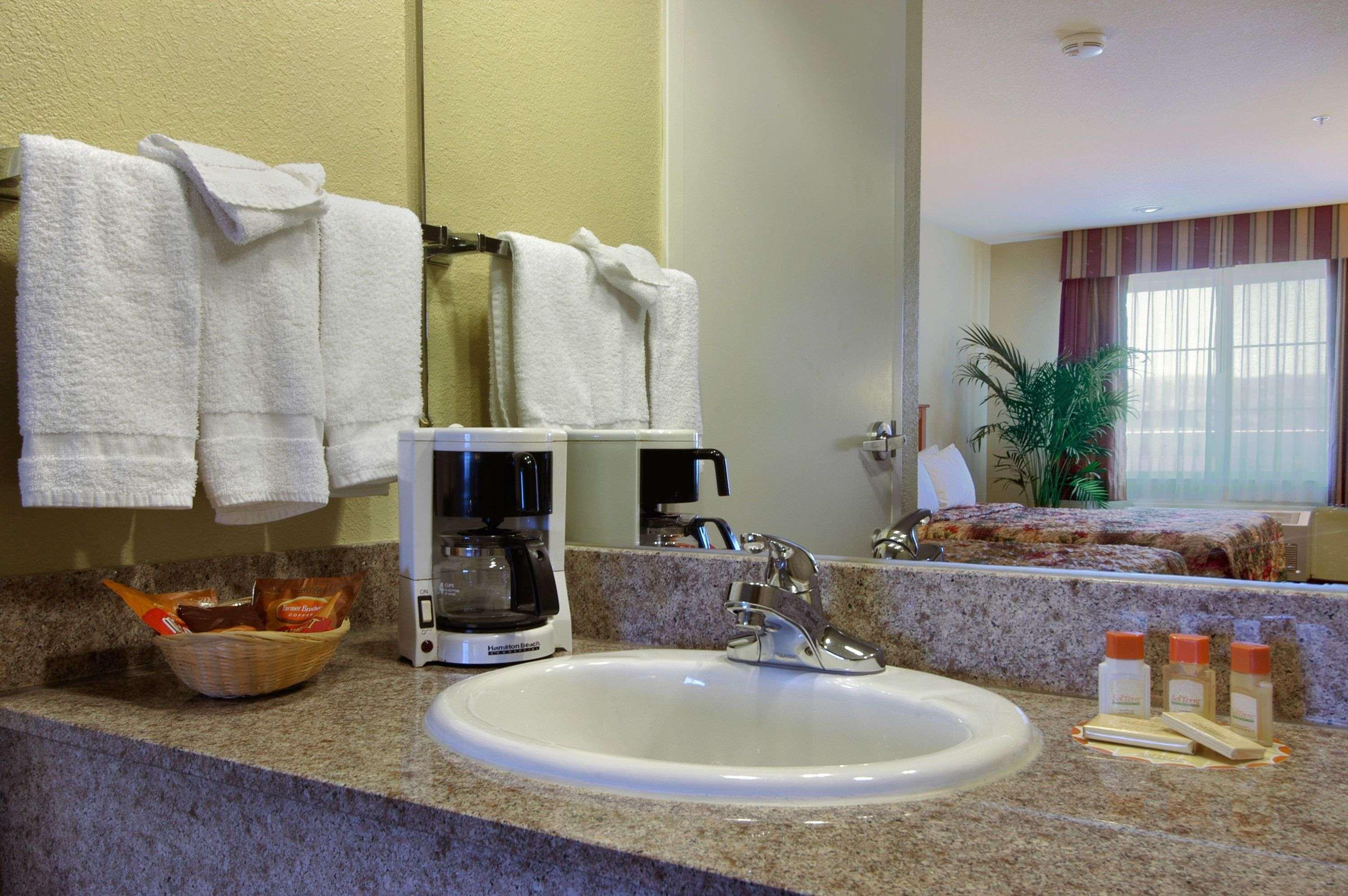 Days Inn By Wyndham Hayward Airport Екстериор снимка