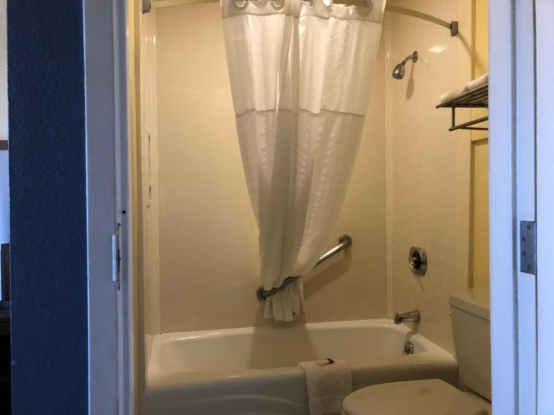 Days Inn By Wyndham Hayward Airport Екстериор снимка